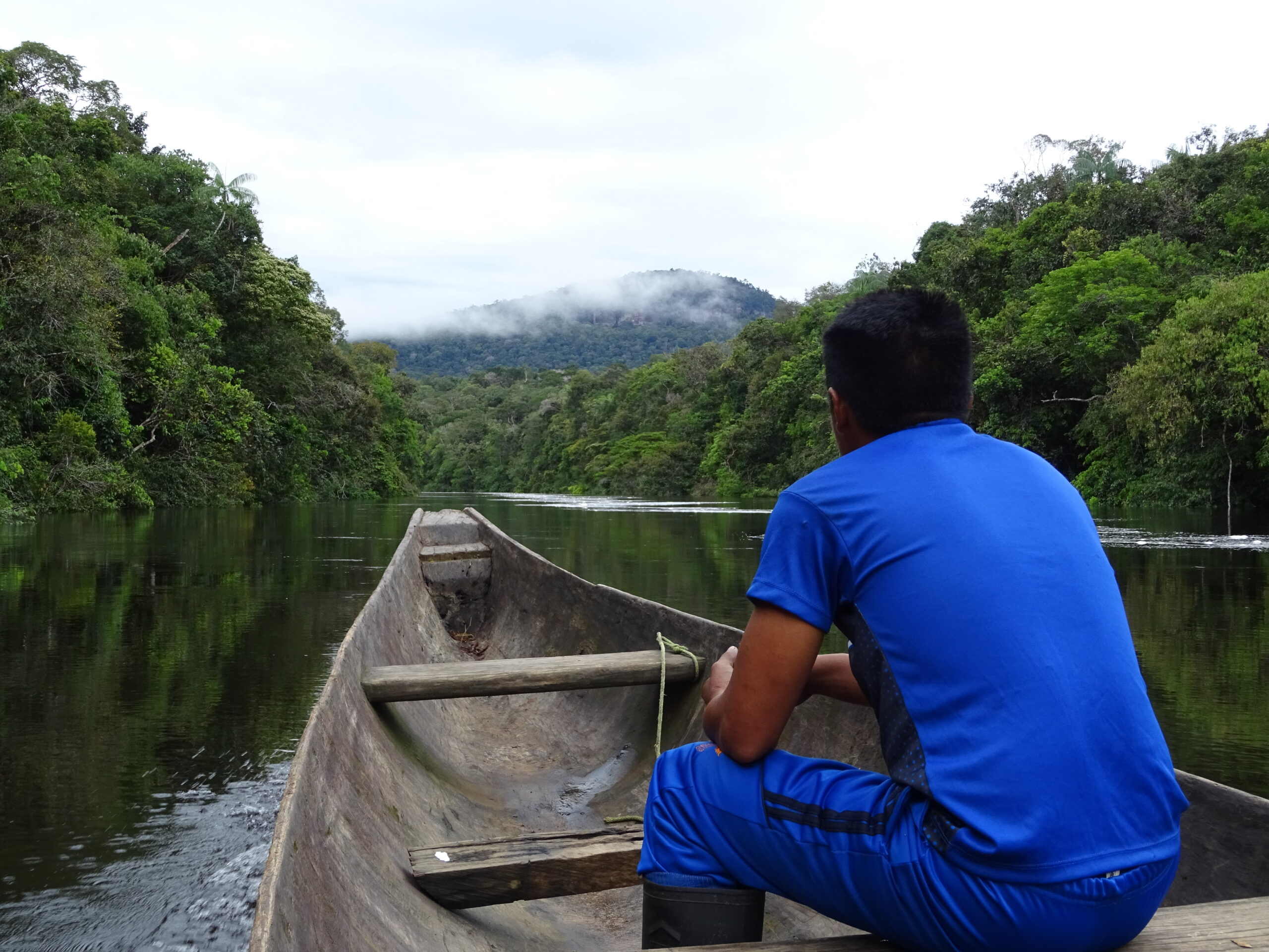 Per kano opzoek naar indianen in Vaupes Colombia