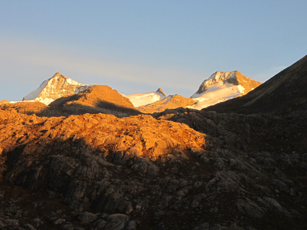 Besneeuwde bergtoppen in de Andes, Colombia