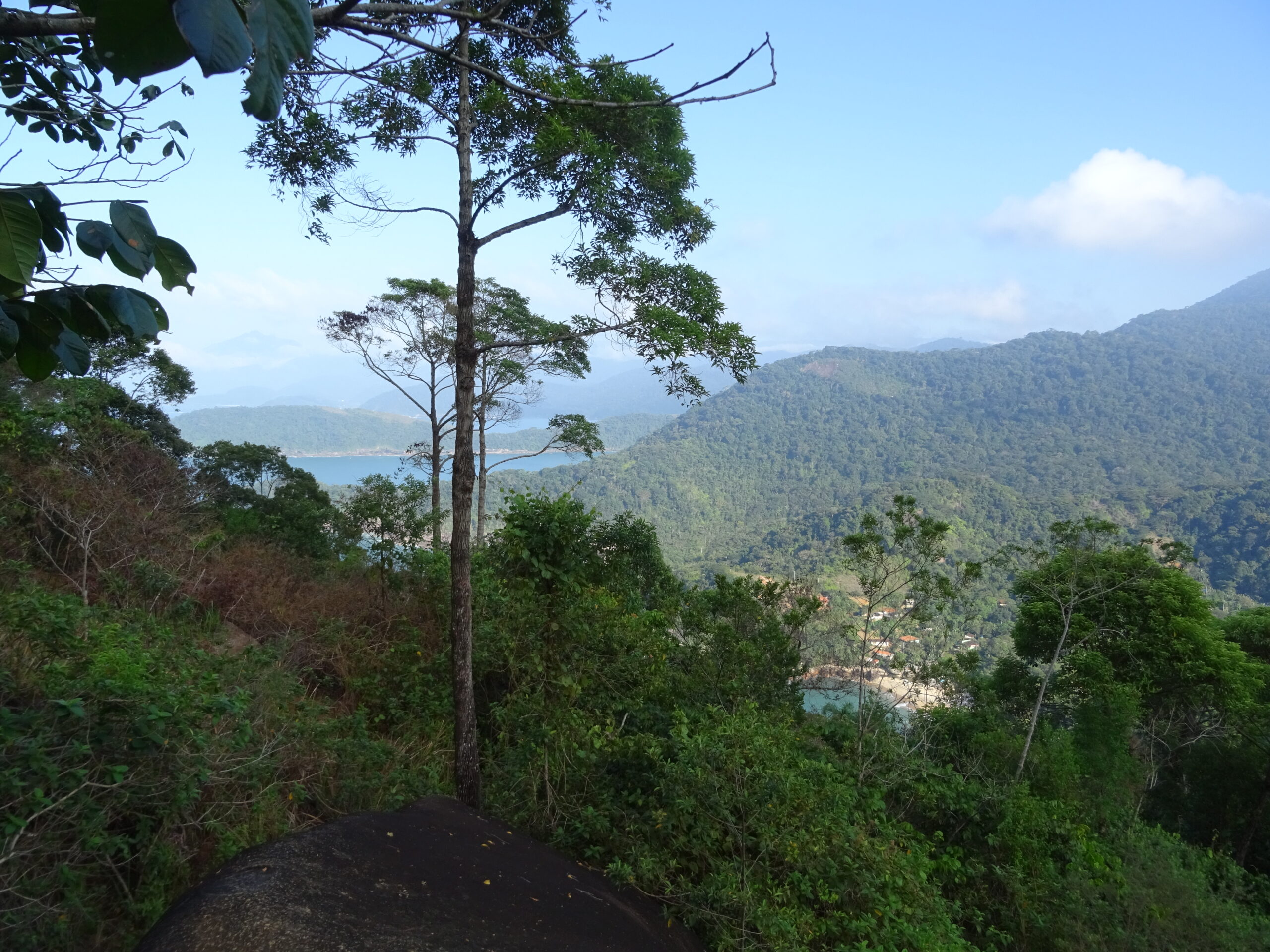 Zicht op fjord Saco do Mamangua tijdens trekking
