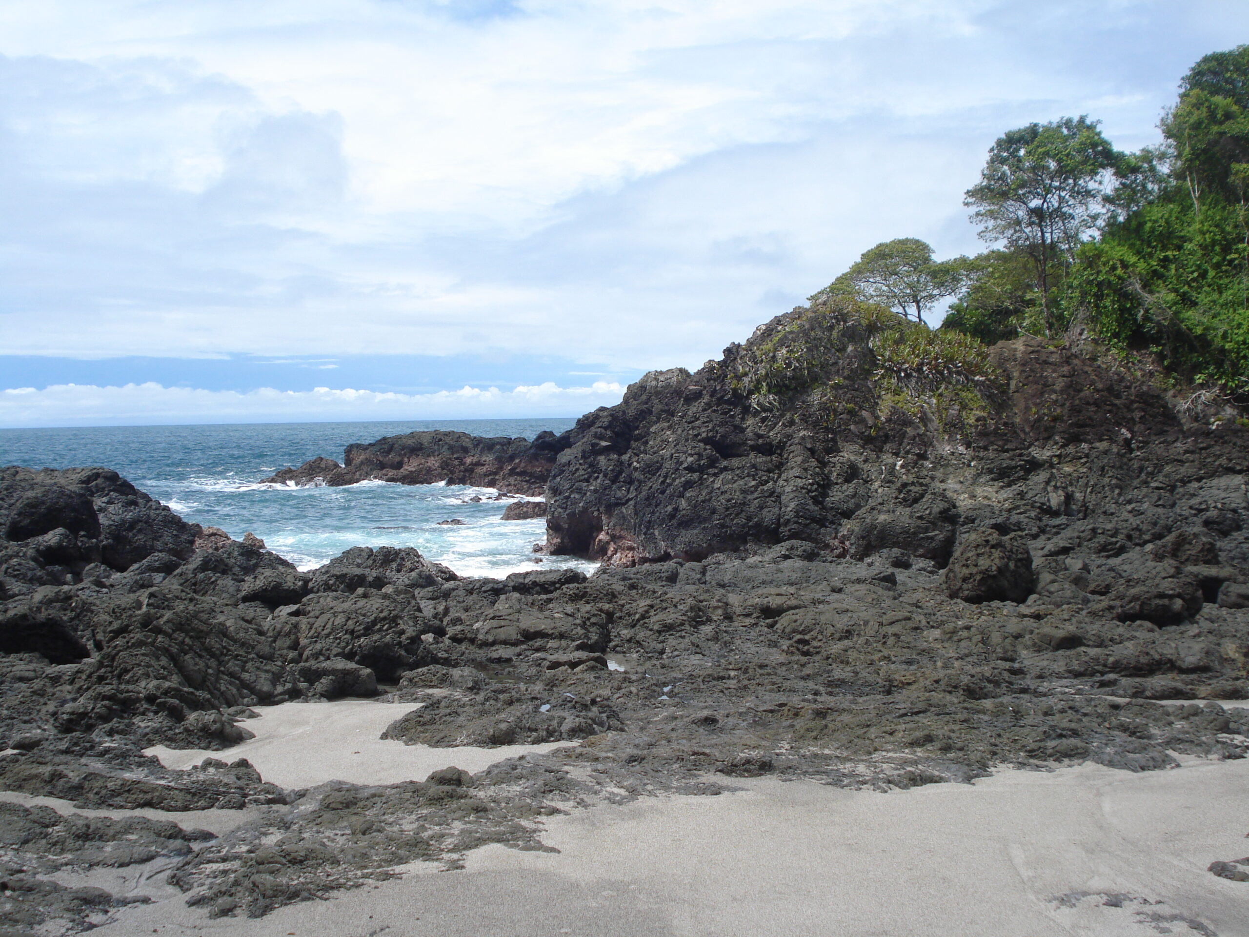Woest strand langs kust Colombia
