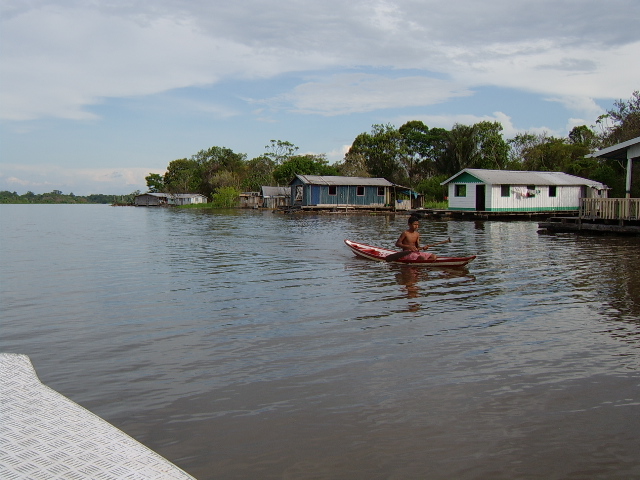 Vissersdorpen op de Amazone bij Manaus in Brazilië