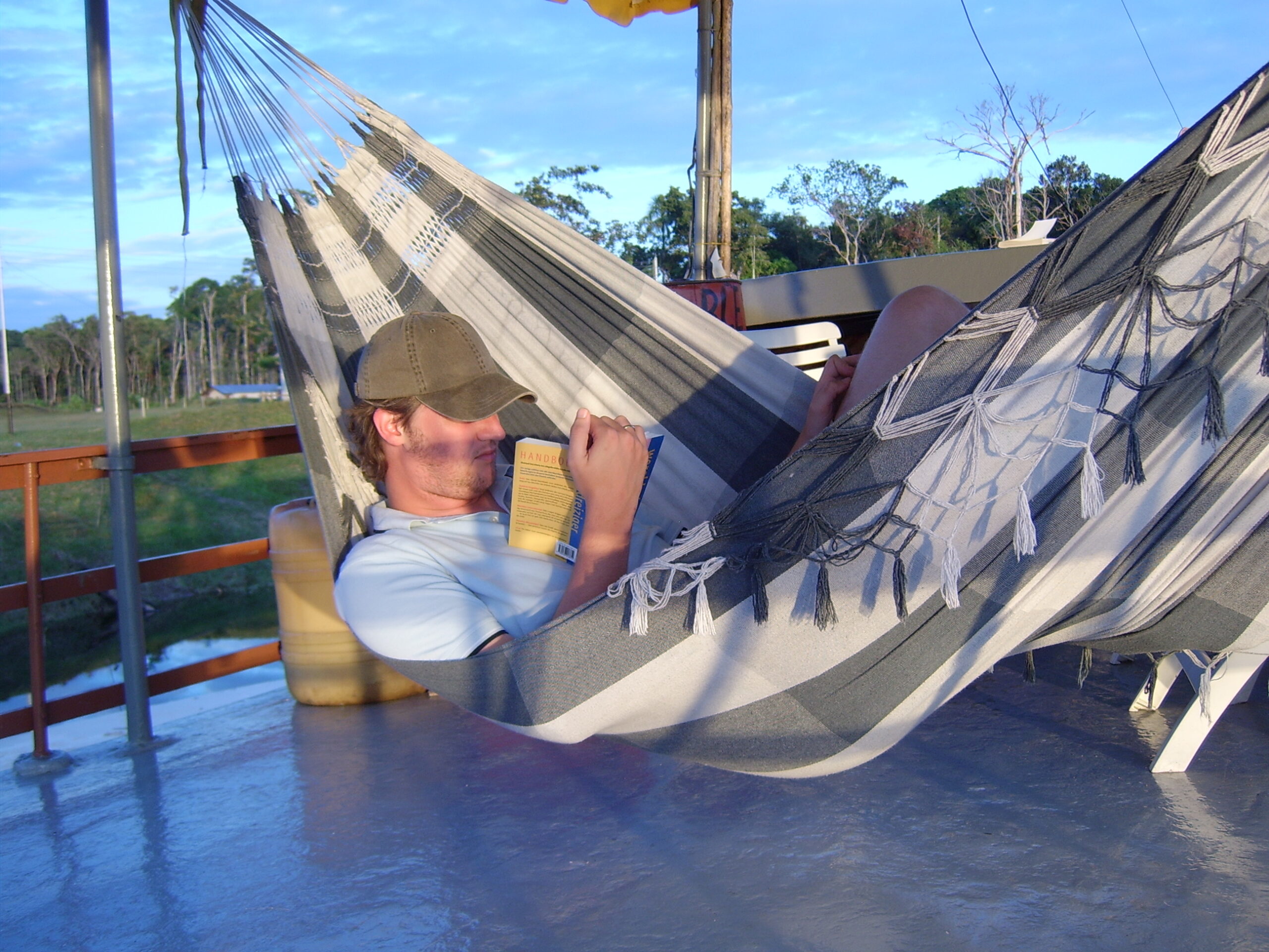 Lezen in de hangmat op de rivierboot in Venezuela